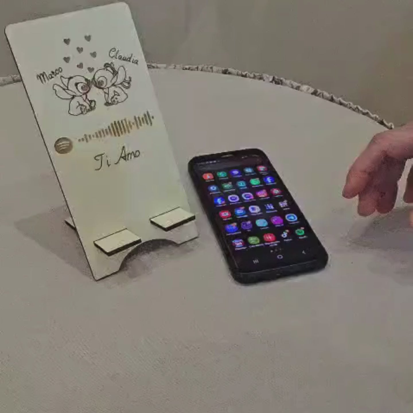 Porta Telefono in Legno Personalizzato con Nome, Canzone e QR Code "Stitch"